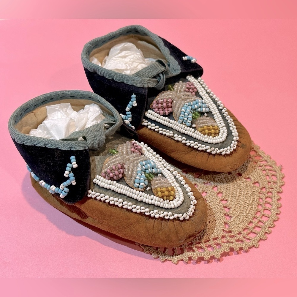 Antique‎ Late 1800s early 1900s Native American Beaded Baby Moccasins Distressed
